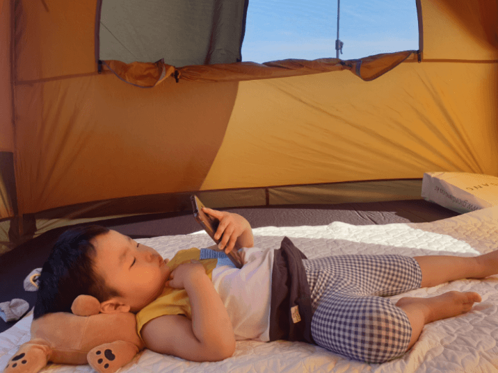 텐트에서 쉬는 아이
