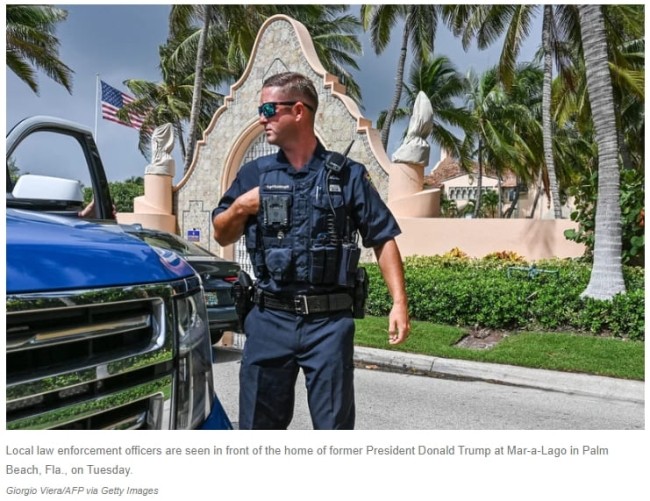 [#미국의 몰락] FBI&#44; 갑자기 트럼프 별장 급습...서류 탈취 VIDEO: Trump supporters outside Mar-a-Lago say FBI search was political