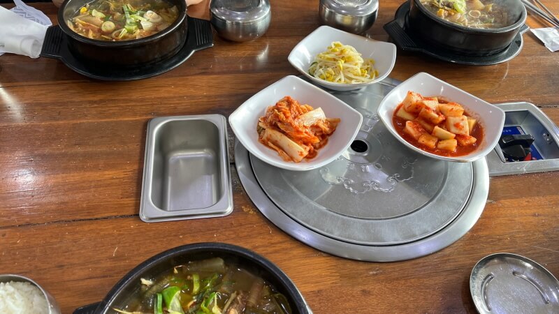 칠곡한우장터 전경 국밥과 반찬 사진