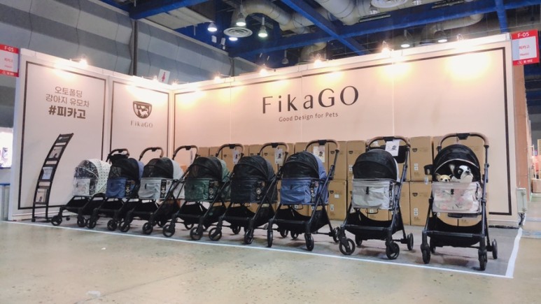 부스 인테리어 - 시트지 시공으로 비용 절감! 알루미늄 행잉 족자를 이용한 코엑스 박람회