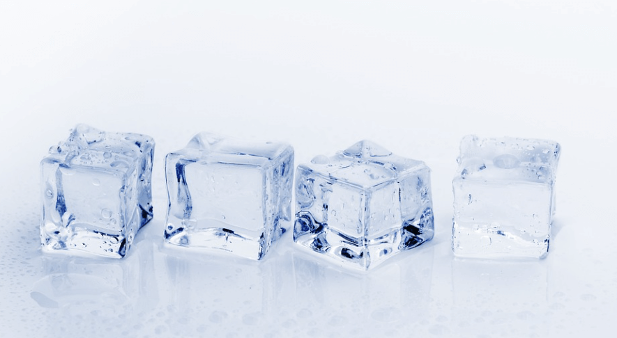 딸꾹질 멈추는 방법으로 도움이 되는 각 얼음 여러개가 놓여 있다