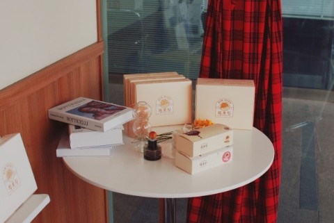 가게 안쪽의 테이블 위에 놓인 호두과자 상자