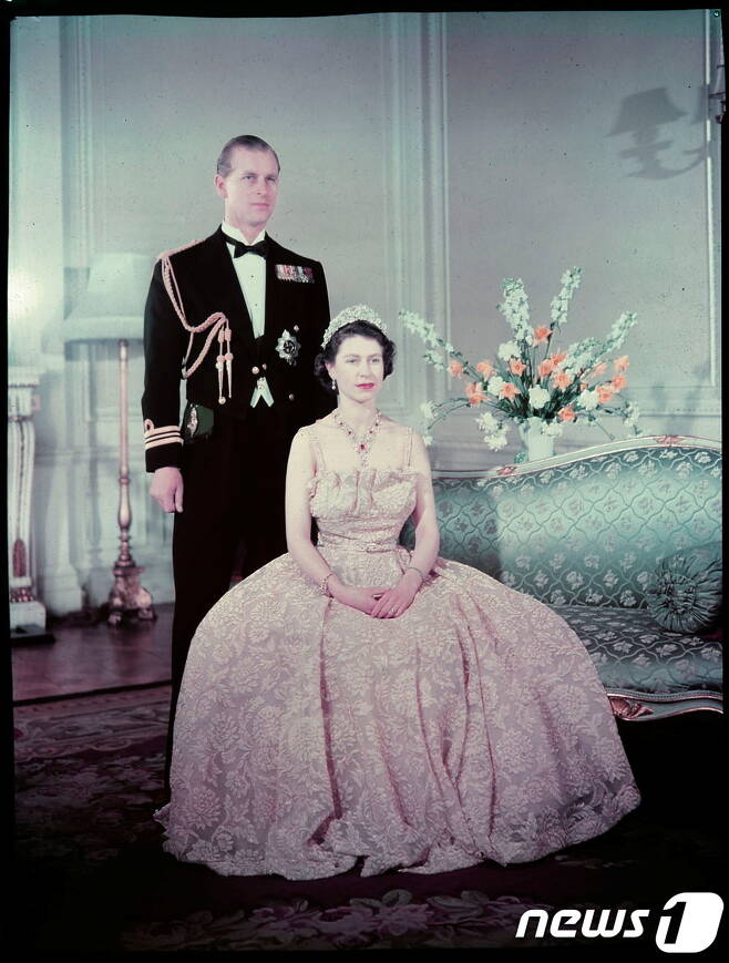 엘리자베스 2세 영국 여왕이 즉위 첫 해인 1952년 남편 에든버러 공작 필립과 찍은 기념사진.