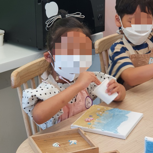 핸디코트를 바르는 아이들