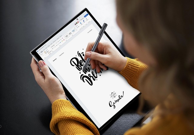 Chuwi FreeBook 태블릿 모드로 전용펜을 사용해 그림을 그리는 장면