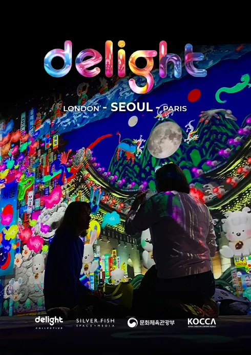 delight Seoul 전시 표지입니다. 전시회 배경으로 여성 2명이 대화를 하고 있습니다. 