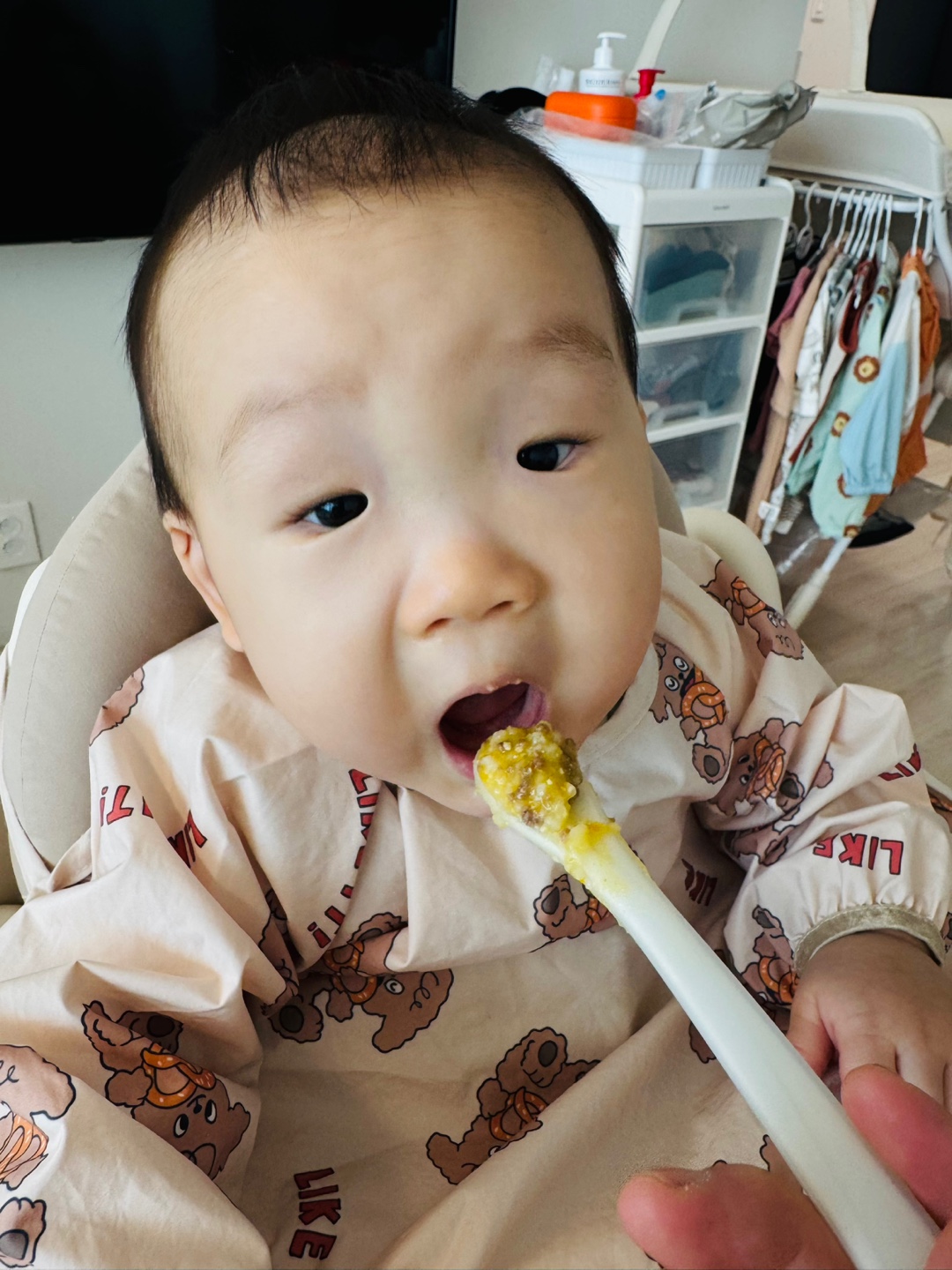소고기두부단호박죽을 맛있게 먹고 있는 찬솔이의 귀여운 모습