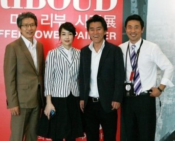 왼쪽에서 두번째 김건희, 맨 오른쪽 김범수 전시회장에서 찍은 사진