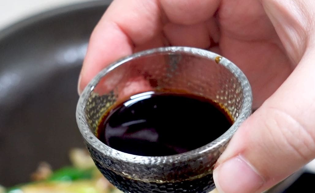 이제 양파와 대파를 한 쪽으로 두고 빈 공간을 만들어 진간장 4큰술 넣고 끓여줍니다. 