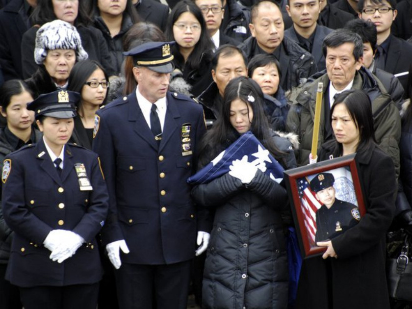 "남편은 죽고 없지만..내 심장과도 똑같은 사람이었고,내 영웅이었다"죽은 경찰관 아버지의 정자로 태어난 기적의 아기! 이를 지켜본 사람들은 눈물을 참을 수가 없었습니다.