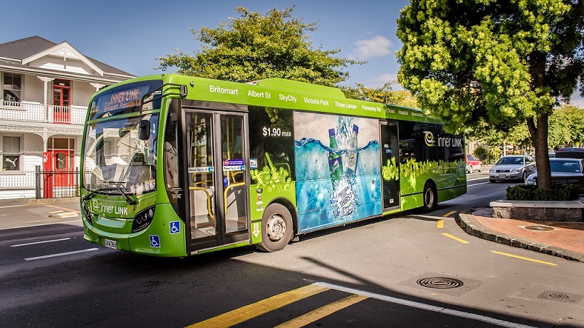 초록색-버스-도로-오후