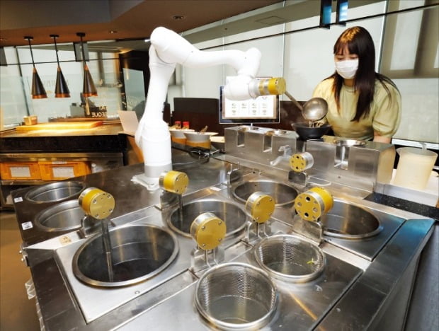  "일 잘하는 막내가 왔다"..'월급 50만원' 서빙 직원의 정체