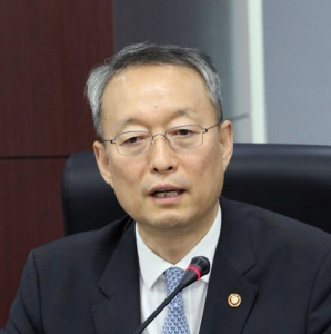  충격! 출국금지 백운규, 해외출국 시도