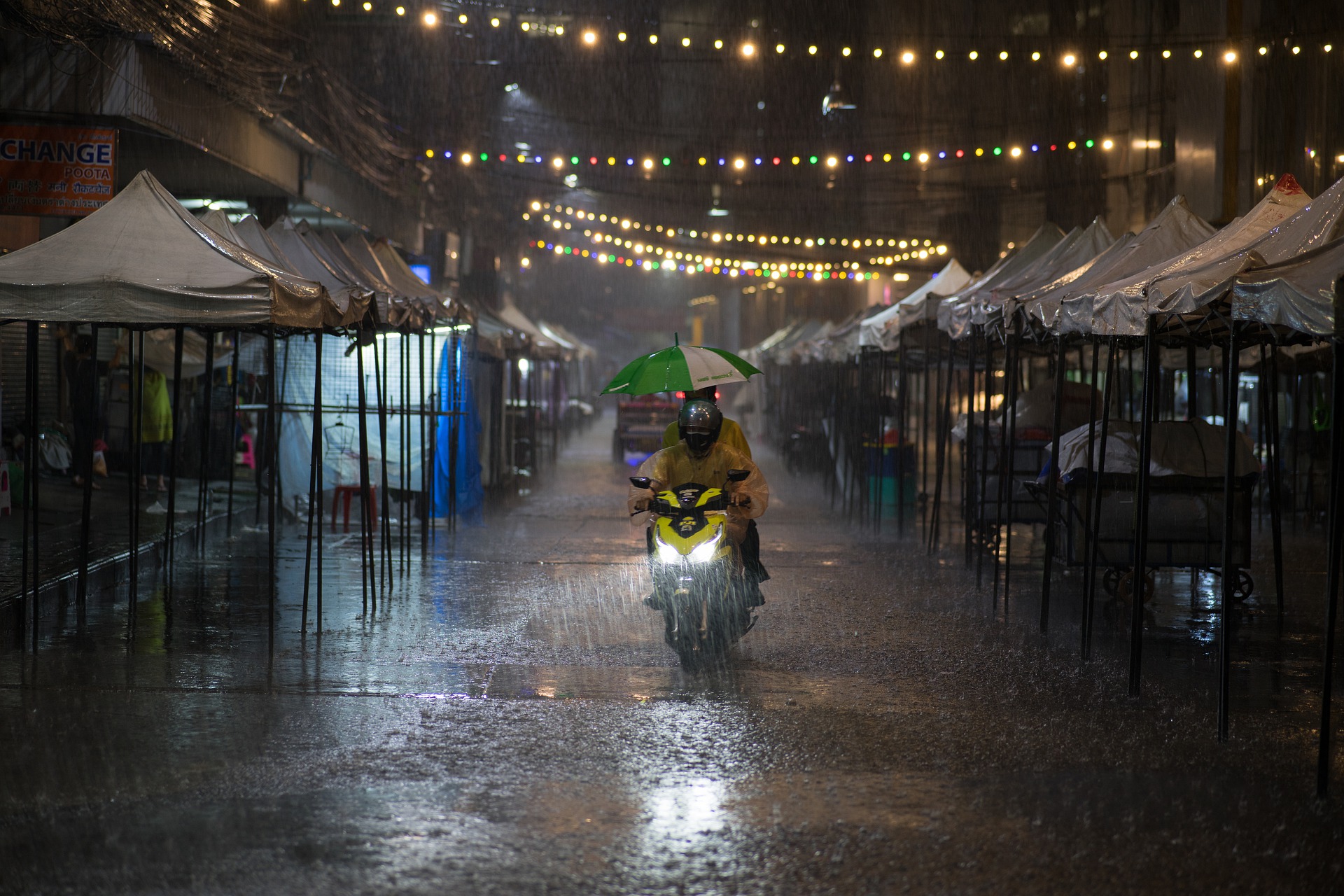 비가 내리는 태국 야시장의 야경