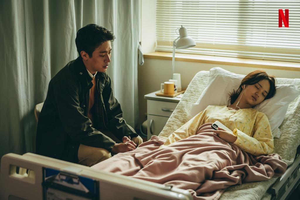 넷플릭스 오리지널 지옥 배영재(박정민)과 송소현(원진아)가 병원에서 같이 있는 장면