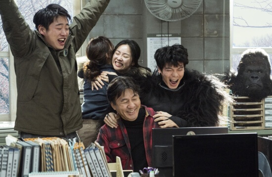 강태수는 만세, 강소라와 전여빈은 뒤에서 안고있고 김성오와 박영규는 컴퓨터 모니터 앞에서 좋아하고 있습니다.
