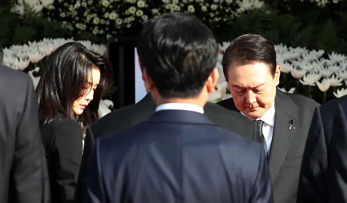 "희생당한 국민을 귀신 취급하는 건가?" 액막이를 위해 이마에 숯 칠하고 조문한 그들의 행위