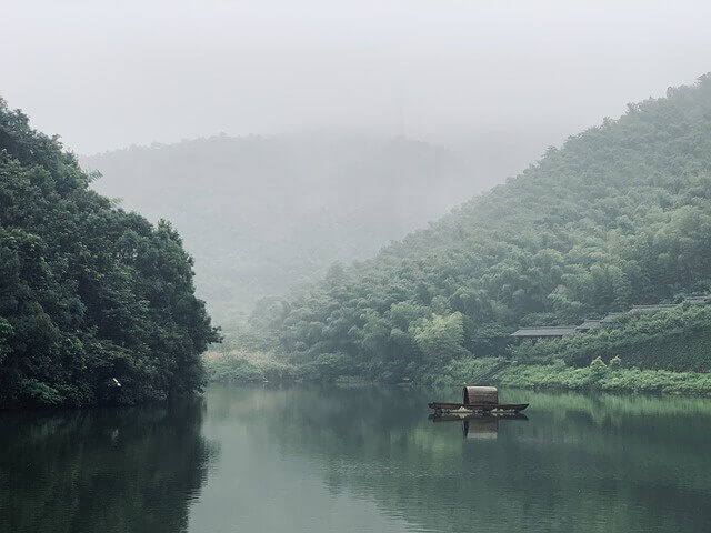 호수 위에 나룻배가 떠있는 모습