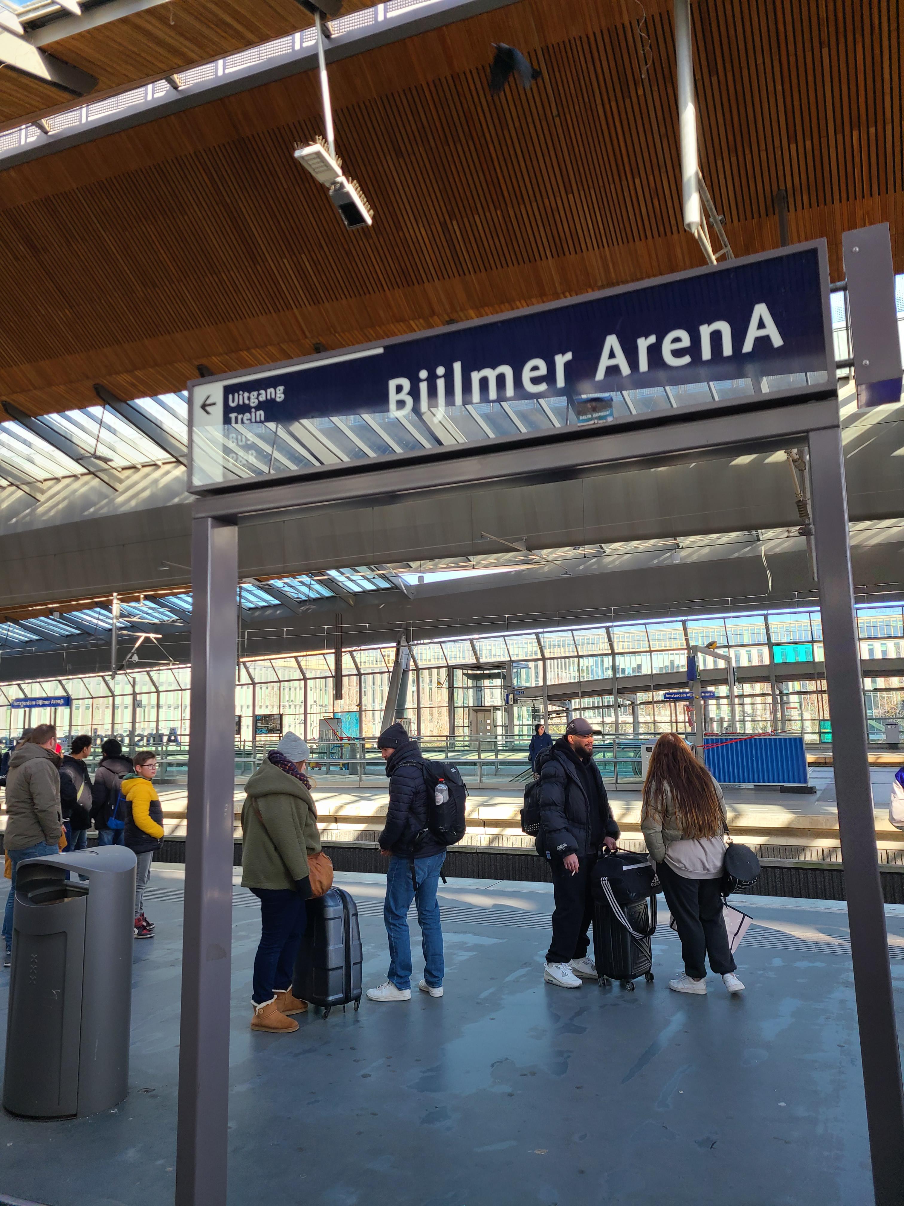 Bijlmer arena역에서 기다리는 여행객들
