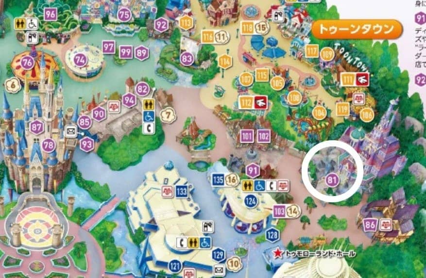 디즈니랜드 지도위에 동그라미가 그려져 있다.