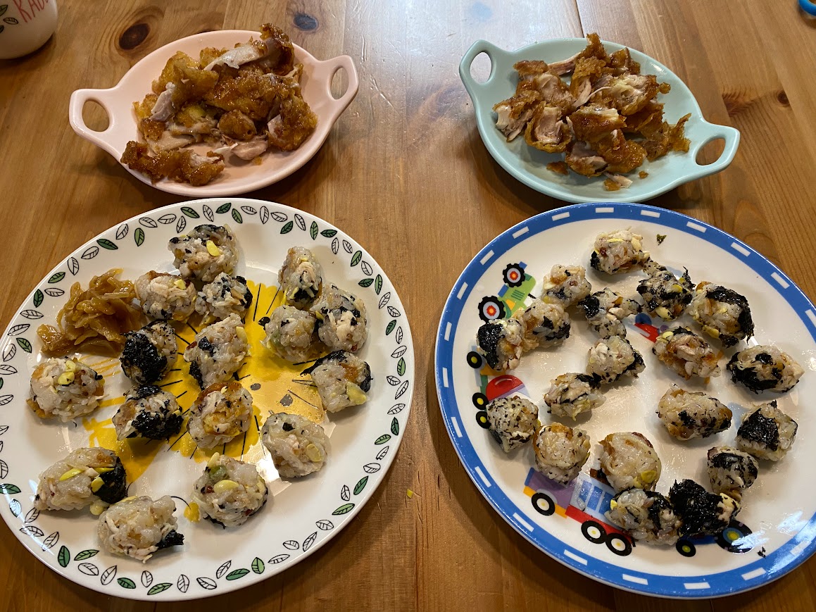 배달 치킨 요리와 엄마표 주먹밥