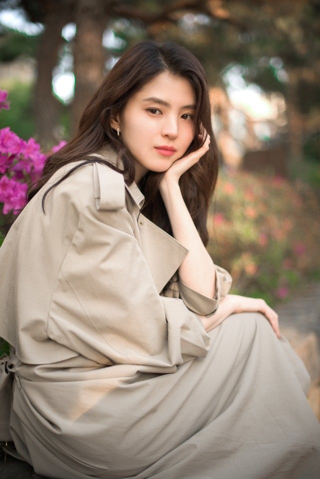 배우 류준열(37)·한소희(29)의 공개 열애가 2주 만에 끝났다. 이 과정에서 불거진 '환승연애' 의혹은 대중들에게 피로감을 안겼다.