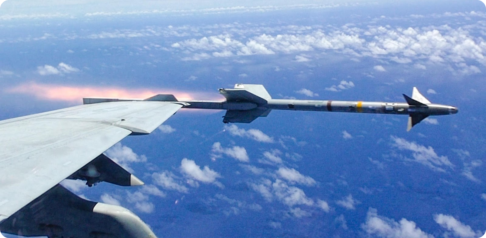 미 해군의 F/A-18 전투기에서 발사되고 있는 AIM-9M 미사일