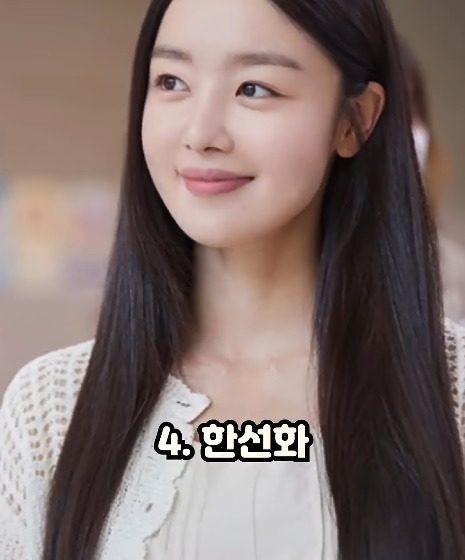 “얘도 성형했었어…?” 성형한 줄도 몰랐다는 여자 연예인 top10 8