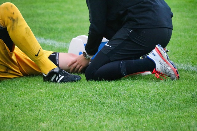축구경기 중 무릎 통증으로 부상당하는 모습(2) 