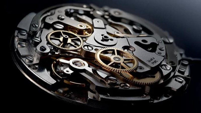 Đồng hồ Thụy Sĩ cao cấp với vật liệu quý như vàng 18K, bạch kim và kính sapphire chống trầy.
