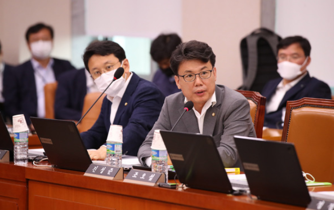  진성준, 최춘식 의원 부동산 실거주 의무 의혹 제기
