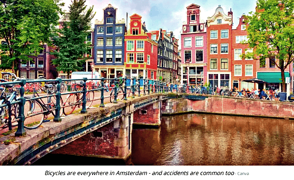 강위-다리에-자전거들이-있는-네들란드-암스테르담-모습