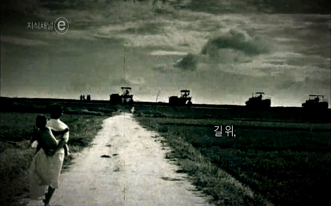 지식채널-e모두의 도로길 위, 누군가의 삶은 멈추었고 세상은 빨라졌다.mp4_20220506_210059.512.jpg