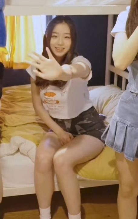아이돌-idol-kpop-가슴-가슴골-슴골-boobs-cleavage-midriff-엉덩이-엉밑-엉밑살-butt-섹시-몸매-body-sexy-허벅지-thighs-도끼-cameltoe-nsfw-legs-cheeks-버스터즈-트리플에스-김채연-busters-triples-kimchaeyeon