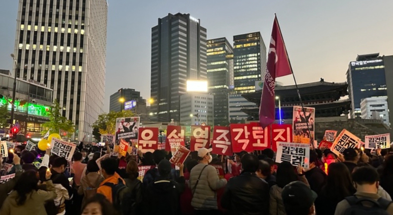 서울 도심에서 열린 윤석열 즉각퇴진 집회
