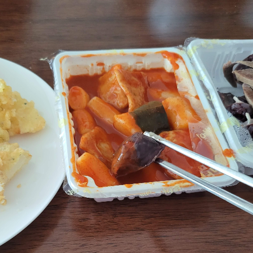 순대도 떡볶이 소스에 찍는 중