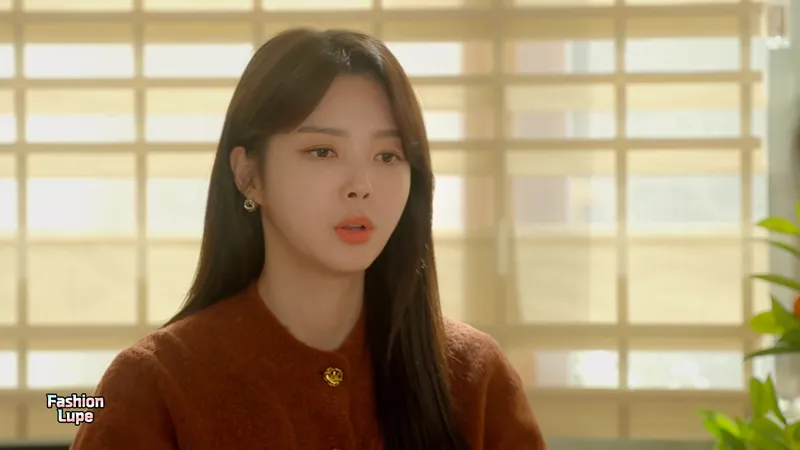 브라운 가디건을 입고 있는 긴 머리 여자 엄현경