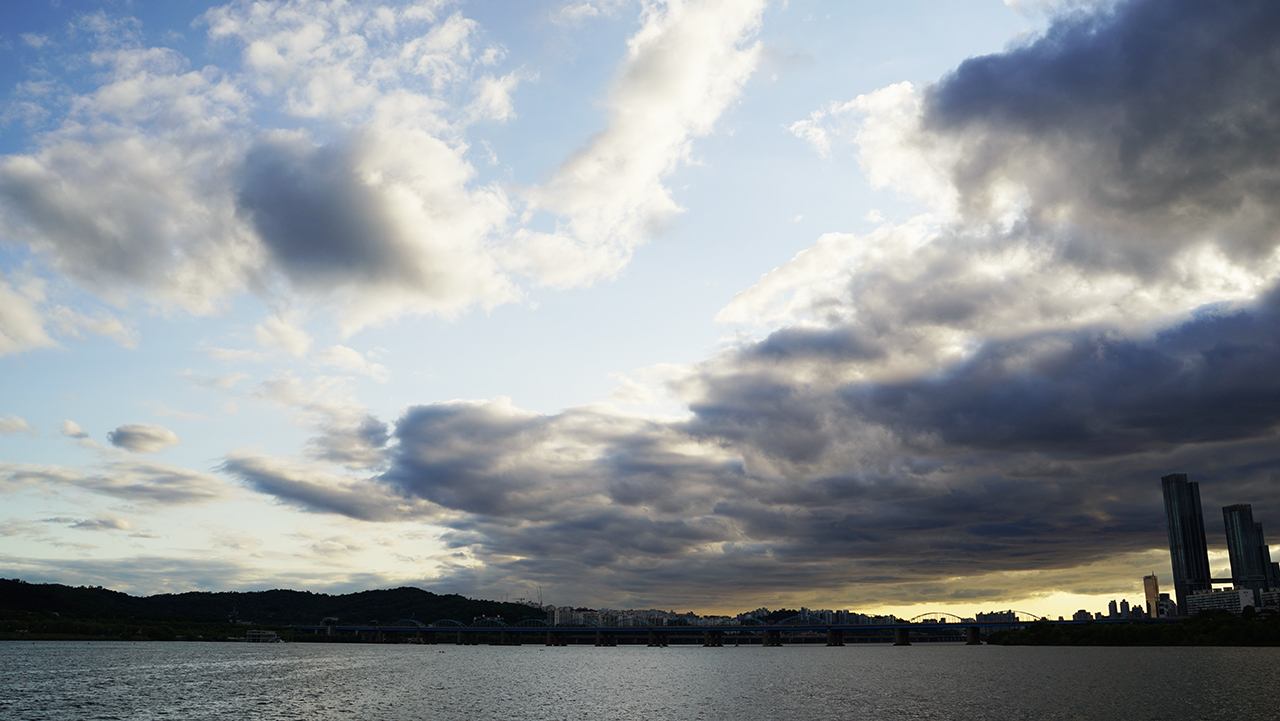  It's a beautiful weather! 한강에서 바라본 하늘