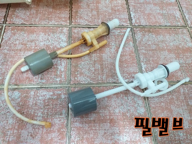  양변기에서 물이 멈추지 않고 차오른다면? 필밸브를 의심!