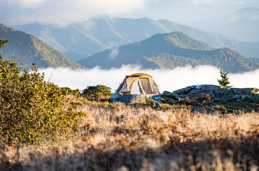 캠핑 텐트와 숙박 필수품