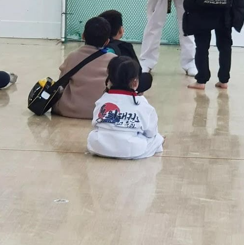  늦둥이 동생 태권도 학원에 보냈는데