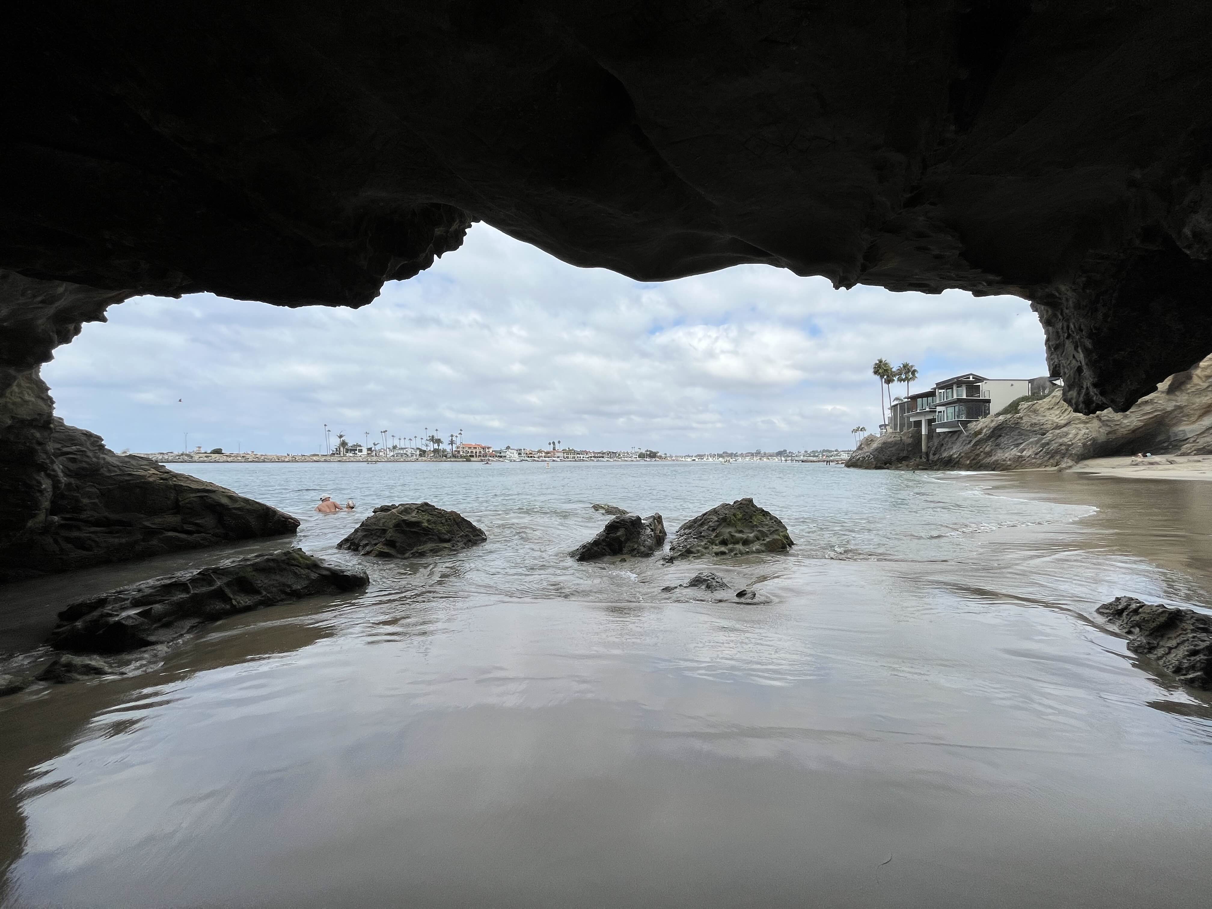 Pirate's Cove Beach 동굴안에서 찍은 바닷가에 모습입니다.