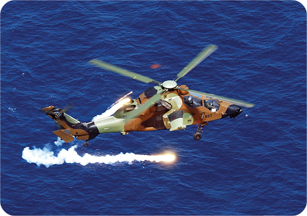 Tiger 공격용 헬리콥터가 Saphir-M 발사기 시스템에서 Flare를 발사하고 있는 모습