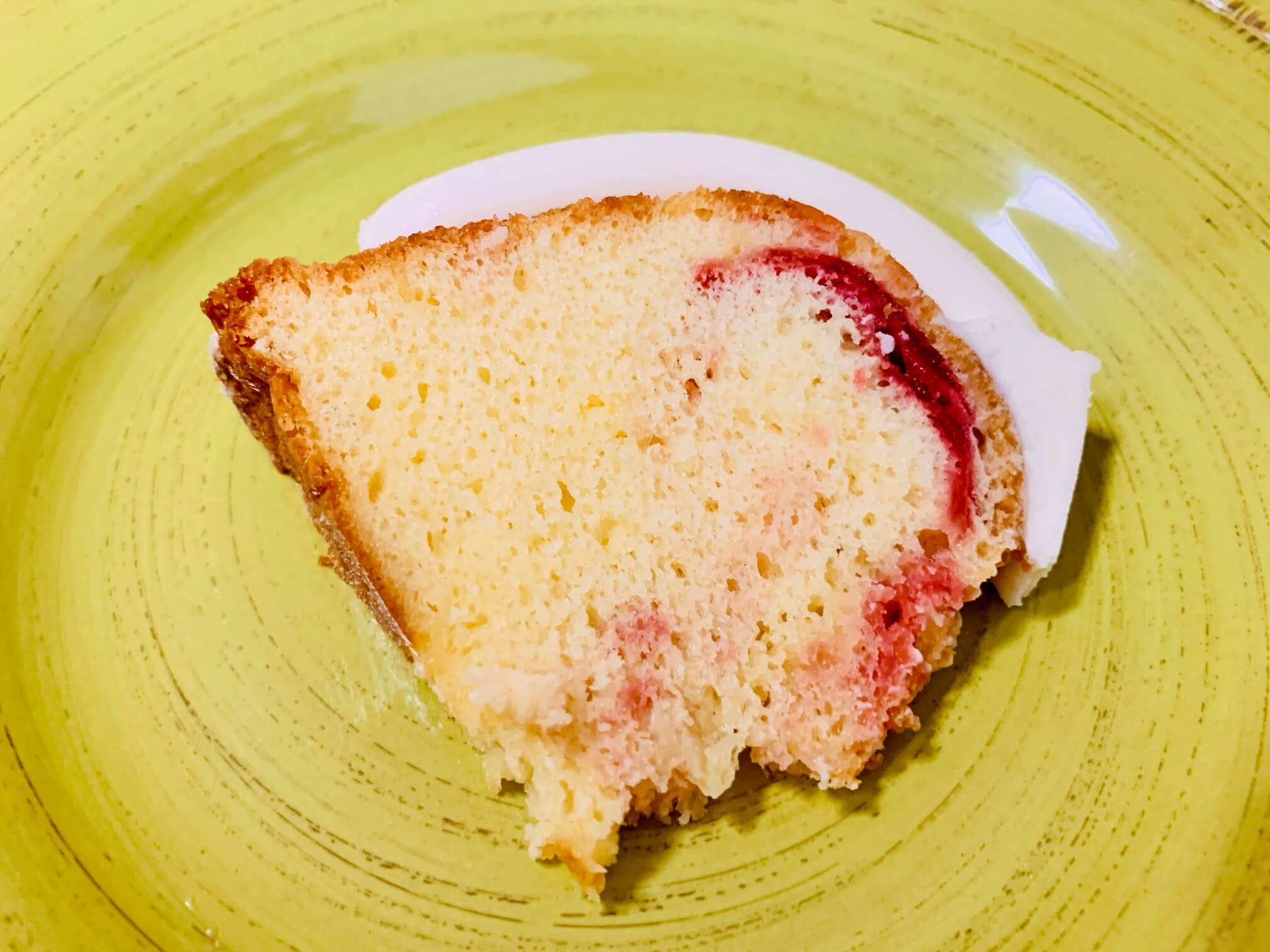 흰색크림-빵-빨간색-모양이-보이는-케이크-단면-모습