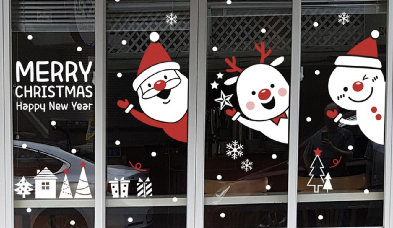 창문에 붙어있는 산타&#44; 루돌프&#44; 눈사람 스티커