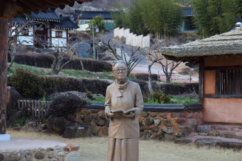박경리 동상