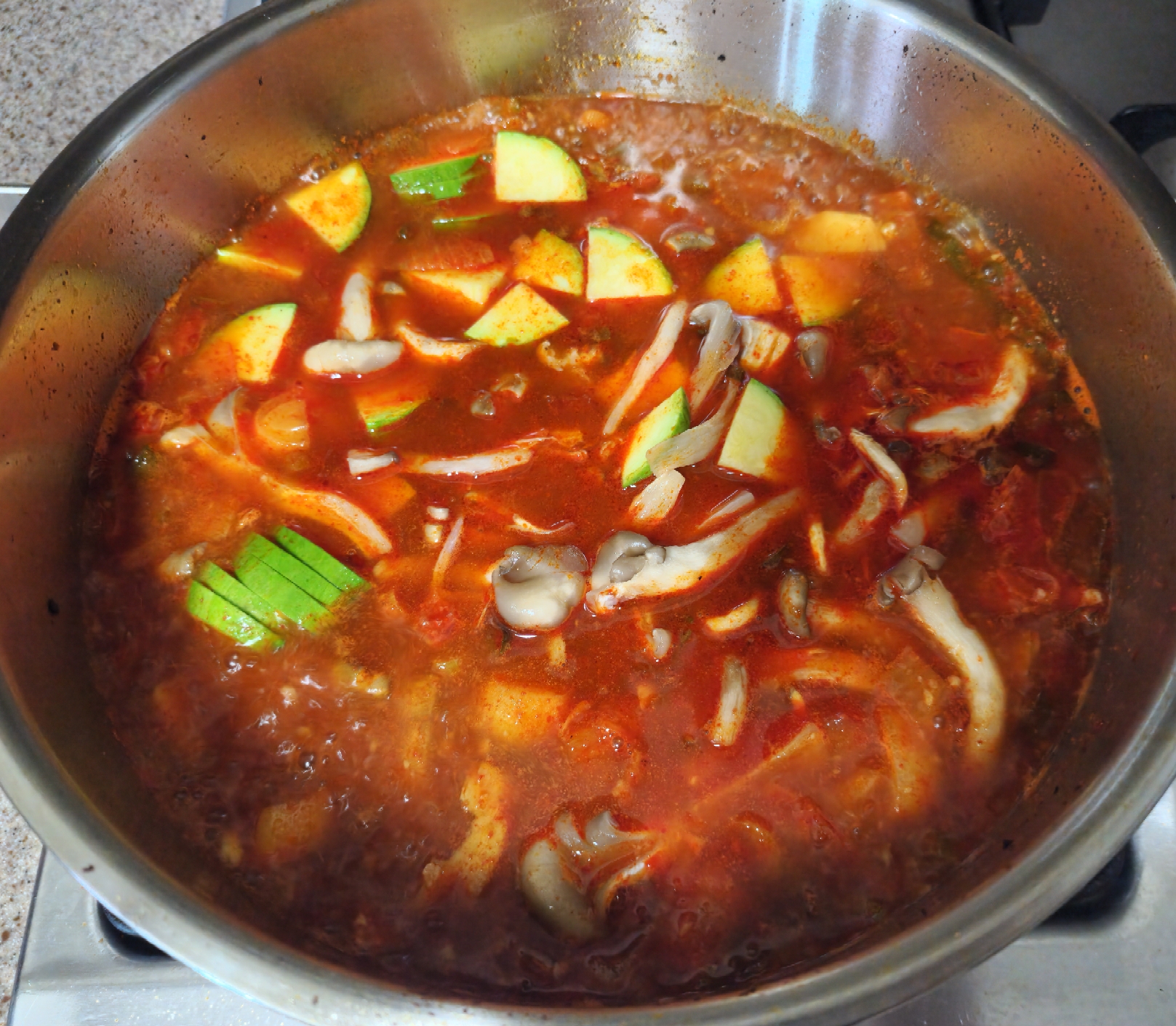 애호박과-버섯등을-넣고-끓이는-모습