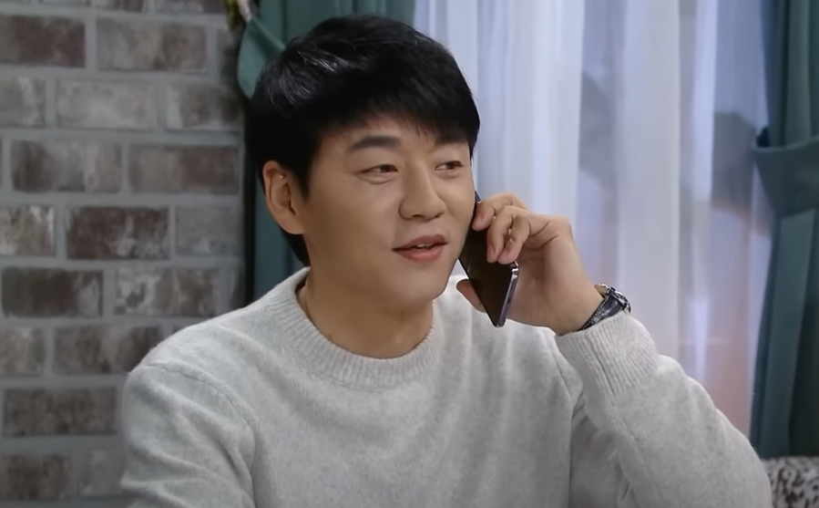 "전화 잘못 걸었습니다."잘못 건 전화에 아빠냐며 펑펑 우는 아이 얼떨결에 가짜 아빠가 된 남성은 아이의 사연을 듣자 가슴이 먹먹해집니다.