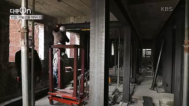 [191회] 다큐온 - KBS역의 부활 2 - 빈집, 가능성을 채우다] 전국 빈집 150만 호 시대.ts_20230326_162827.304.jpg