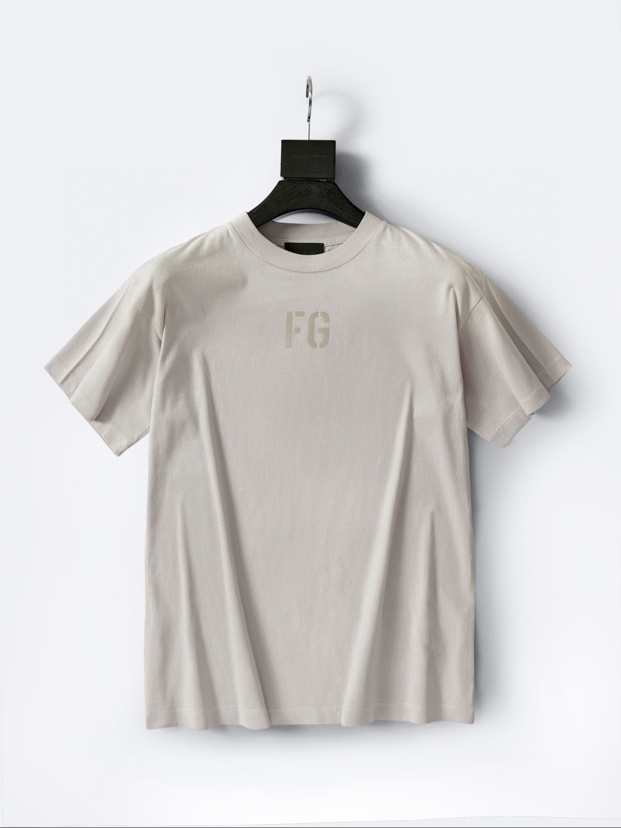  [FEAR OF GOD] 피어오브갓 FG 로고 반팔 티셔츠